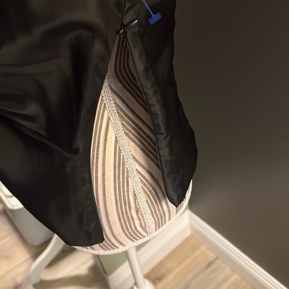 David Meister, black blouse, ruched front, zips up left side, size 8, STUNNING - Picture 10 of 13